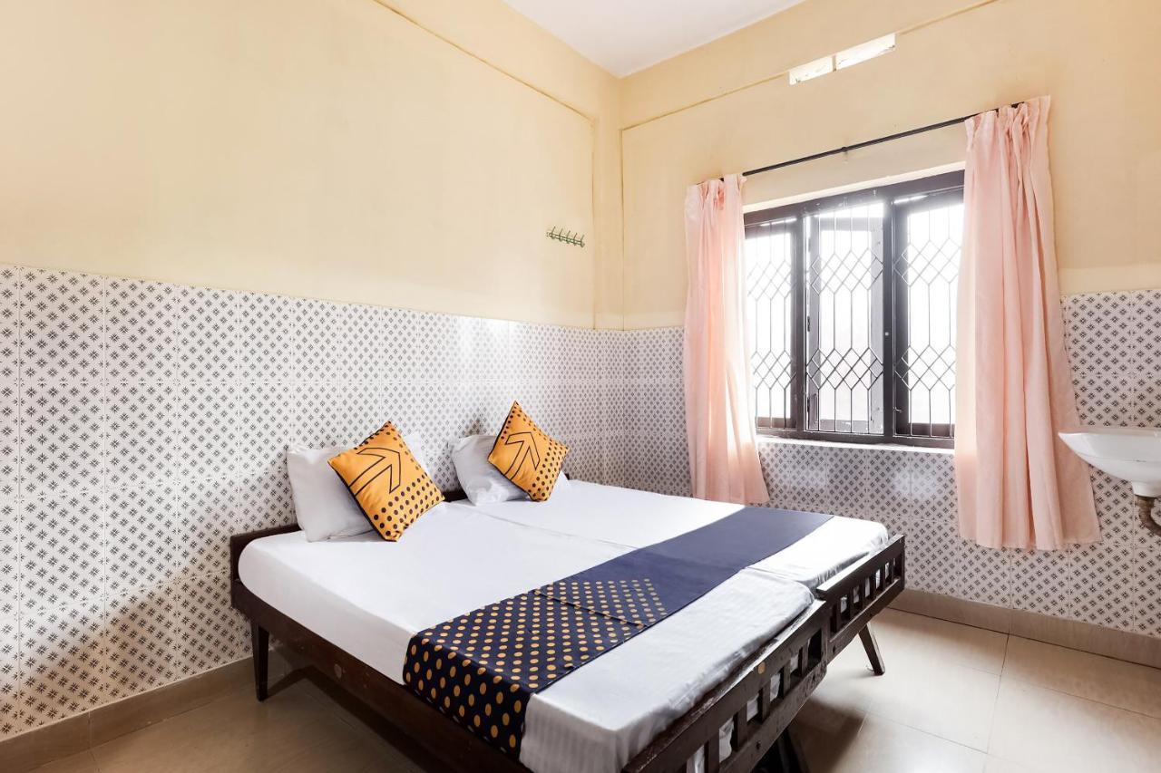 Spot On 60665 Royal Tourist Home Valancheri Room photo
